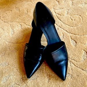 Vince size 8 M Claire De’Orse Shoes in Black w a scuff left back heel.